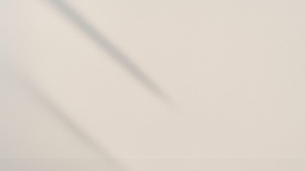 白い面の上に、角度の異なる二本の淡い影が走る抽象的な構図。影の向きの違いが静かに読み取れるアイキャッチ。