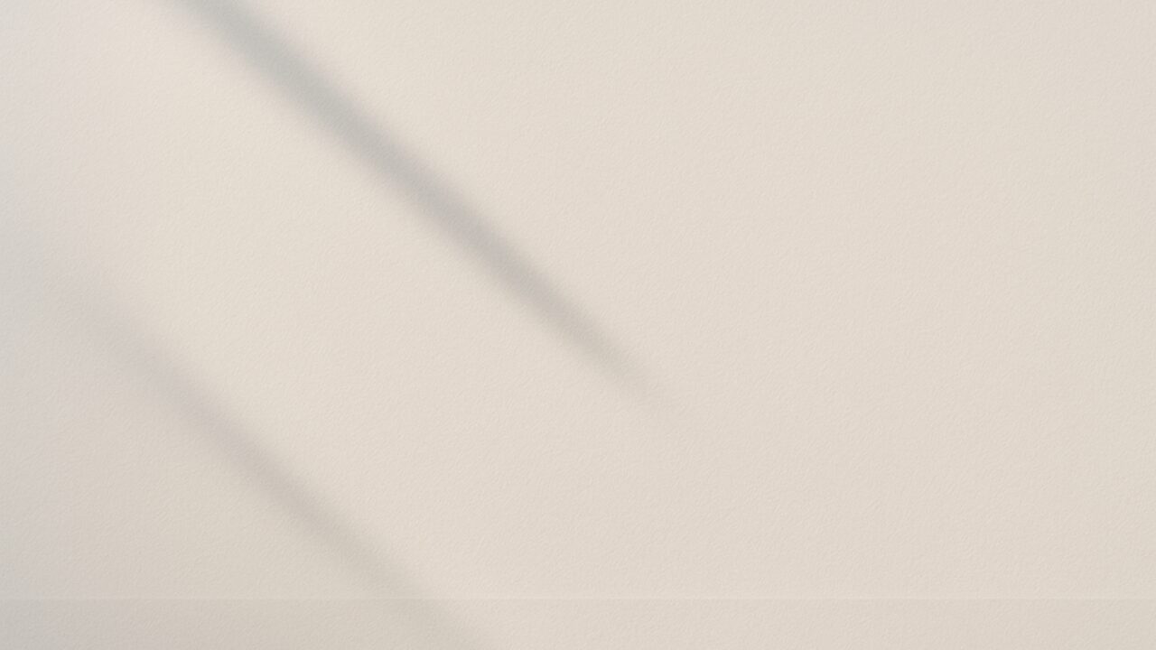 白い面の上に、角度の異なる二本の淡い影が走る抽象的な構図。影の向きの違いが静かに読み取れるアイキャッチ。