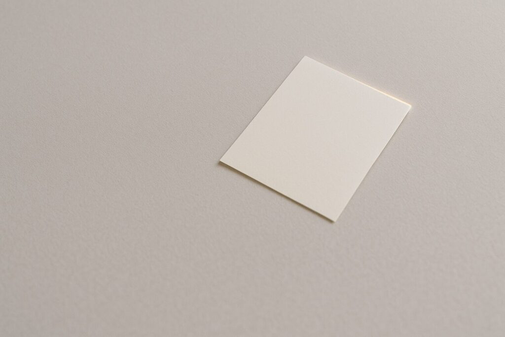 添える境目が浅く寄り、取り出す前に輪郭が細く読まれる様子を示す構図。