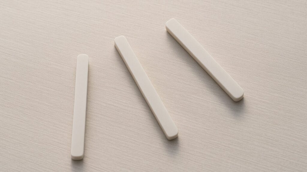 方向のある背景の上で向きがそろわない細長いオブジェクトが並ぶ、動作のずれを示すイメージ。